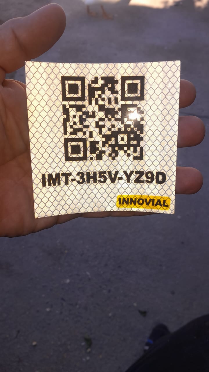 Etiqueta reflectiva con QR y codigo unico